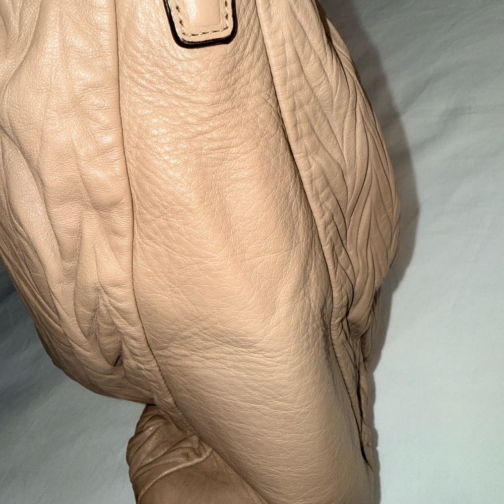 Elegant Tan Leather Shoulder Bag - Picture 5 of 7